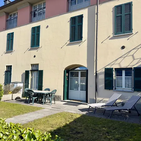 Laghetto Apartment *